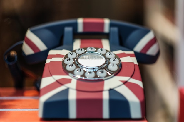 Foto close-up de um telefone britânico retro na mesa