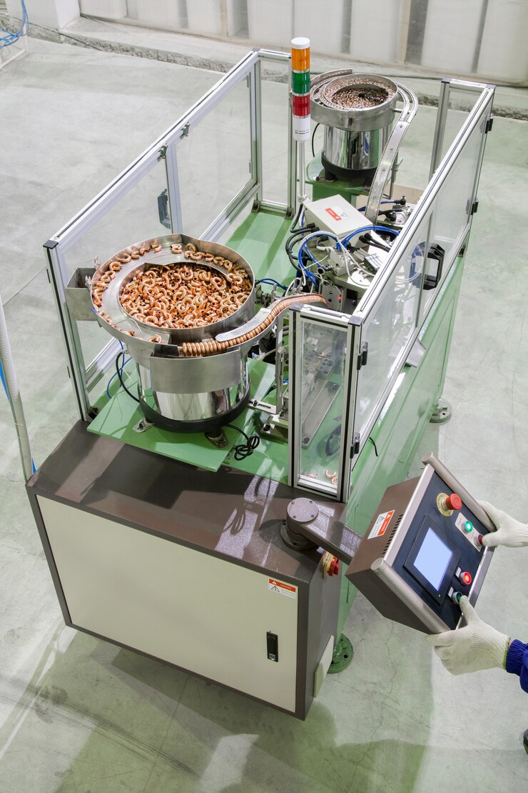 Foto close-up de um trabalhador na fábrica produz radiadores de tubos de cobre para ar condicionado