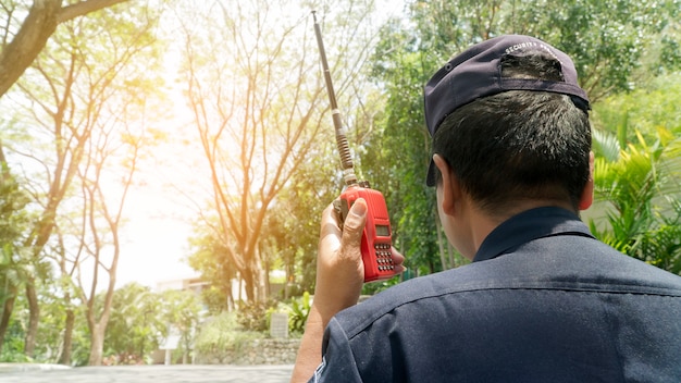 Foto close-up de um trabalho de segurança ao ar livre na mão