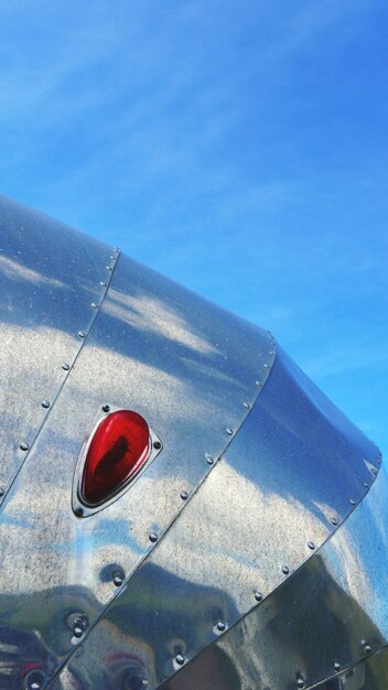 Foto close-up de um tubo metálico contra o céu azul
