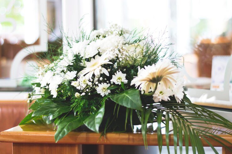 Foto close-up de um vaso de flores brancas na mesa