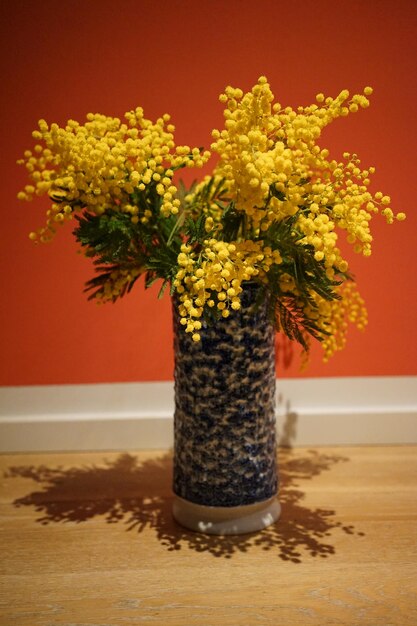 Close-up de um vaso de flores brancas na mesa