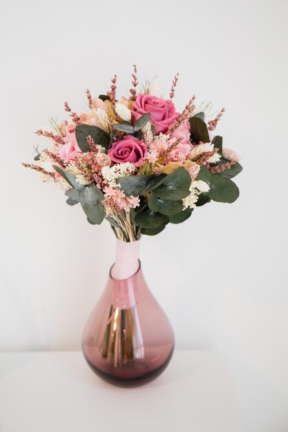 Foto close-up de um vaso de flores contra fundo branco