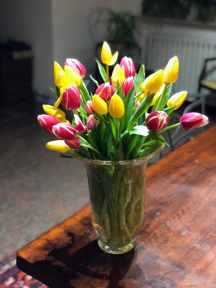 Foto close-up de um vaso de flores de tulipa na mesa em casa