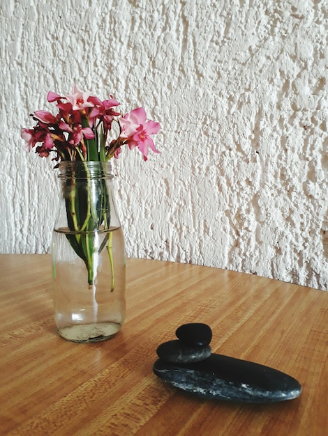 Close-up de um vaso de flores em uma mesa de madeira