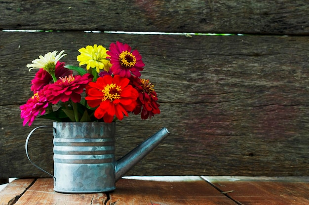 Foto close-up de um vaso de flores na mesa contra a parede