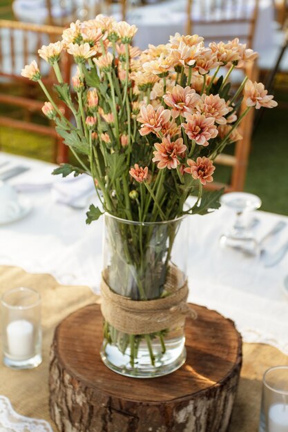 Foto close-up de um vaso de flores na mesa