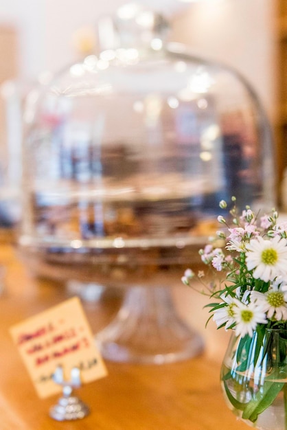 Foto close-up de um vaso de flores na mesa