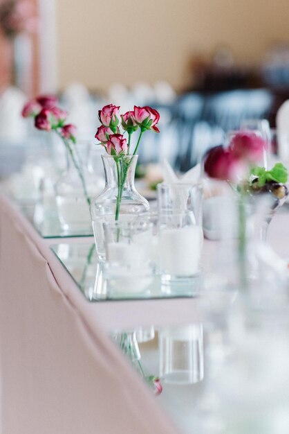 Foto close-up de um vaso de flores na mesa