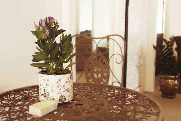 Foto close-up de um vaso na mesa em casa