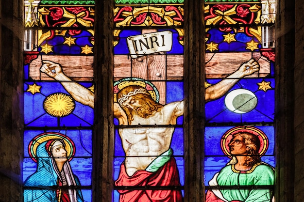 Foto close-up de um vitral da igreja colegiada de la romieu, no sul da frança