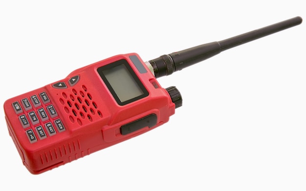 Foto close-up de um walkie-talkie vermelho contra fundo branco