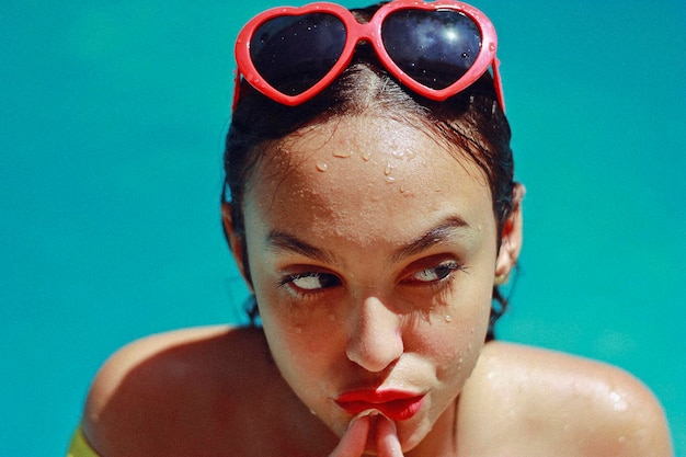 Close-up de uma adolescente pensativa na piscina