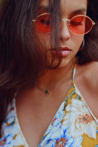 Close-up de uma adolescente usando óculos de sol