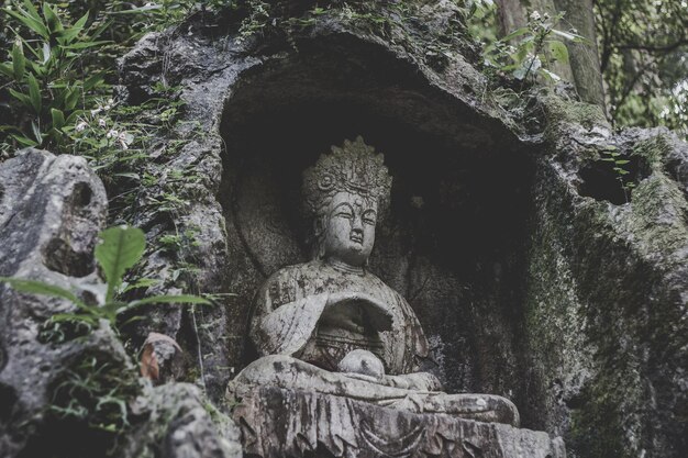 Foto close-up de uma antiga escultura histórica em rocha