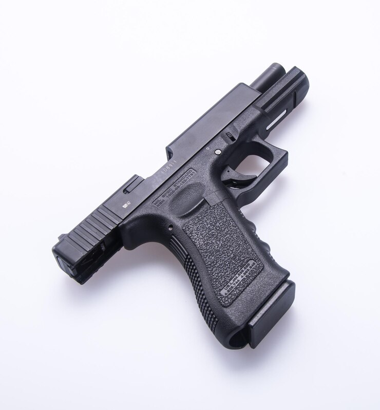 Foto close-up de uma arma de mão em fundo branco