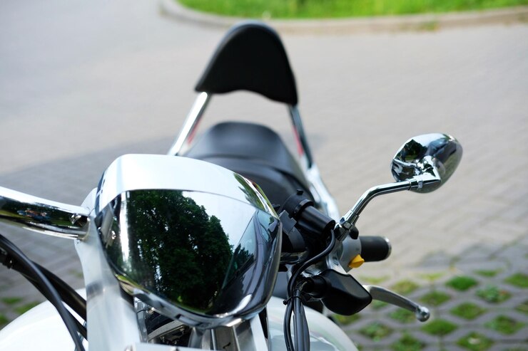 Foto close-up de uma barra de manuseio de motocicleta clássica e farol e espelho cromados