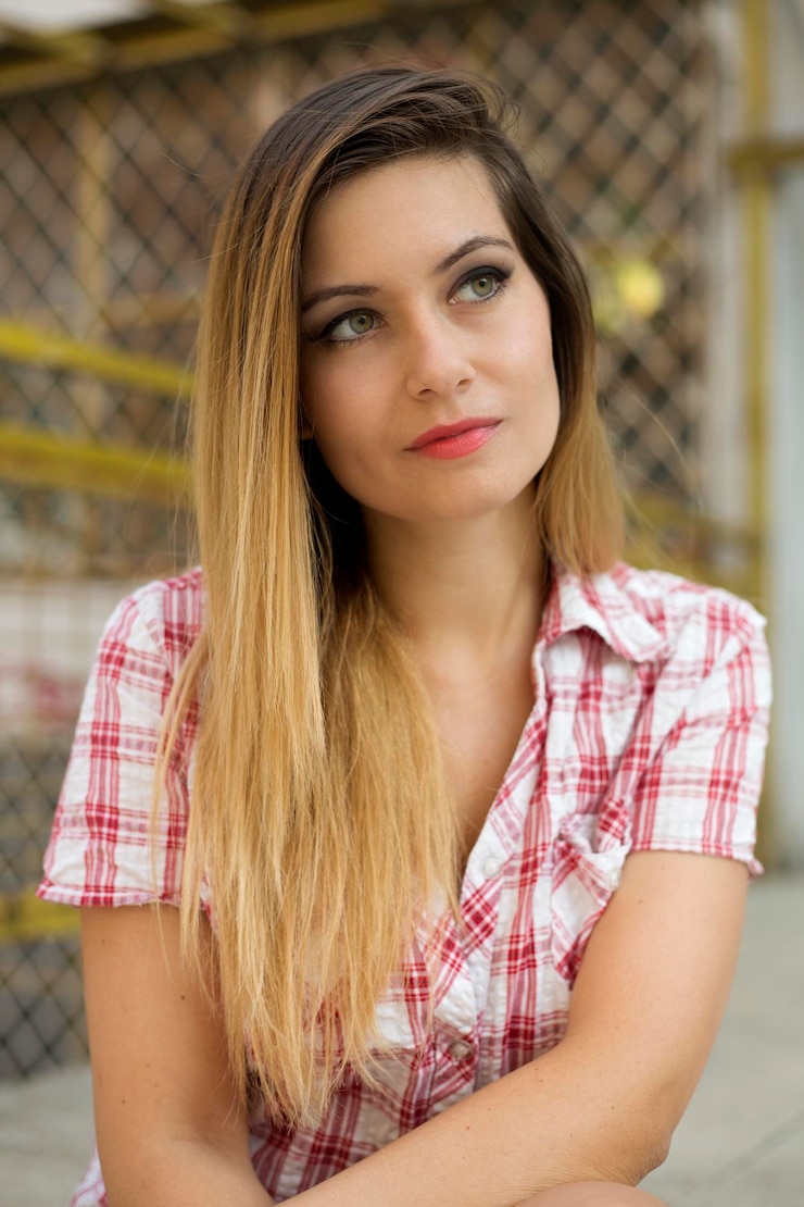 Foto close-up de uma bela jovem mulher olhando para outro lado