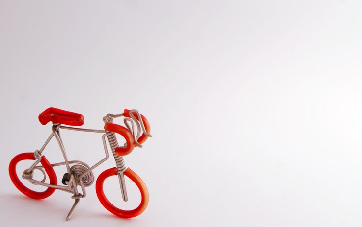 Foto close-up de uma bicicleta de brinquedo contra um fundo branco