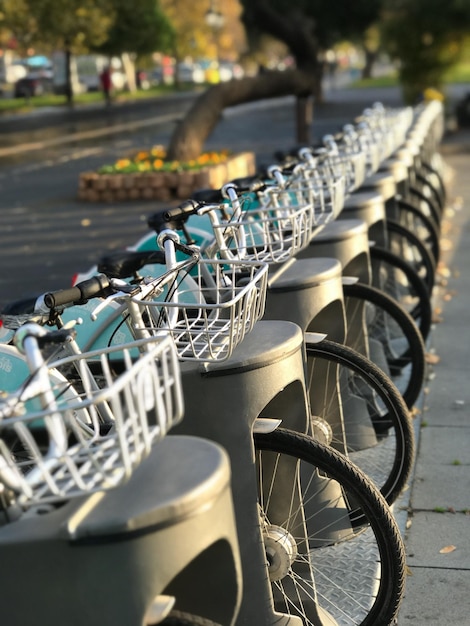 Foto close-up de uma bicicleta estacionada na rua da cidade