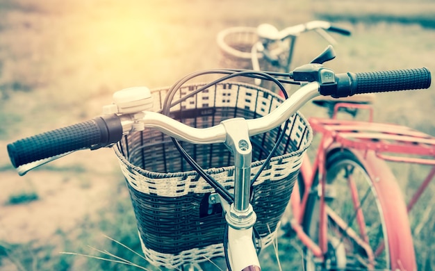 Foto close-up de uma bicicleta na cesta