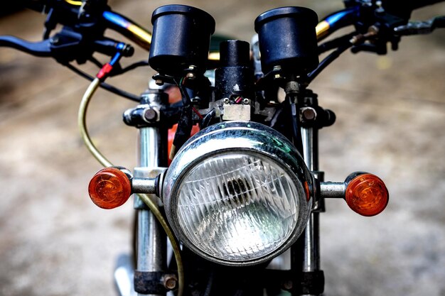 Foto close-up de uma bicicleta na rua