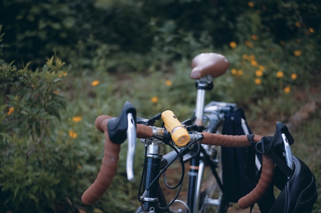 Foto close-up de uma bicicleta no campo