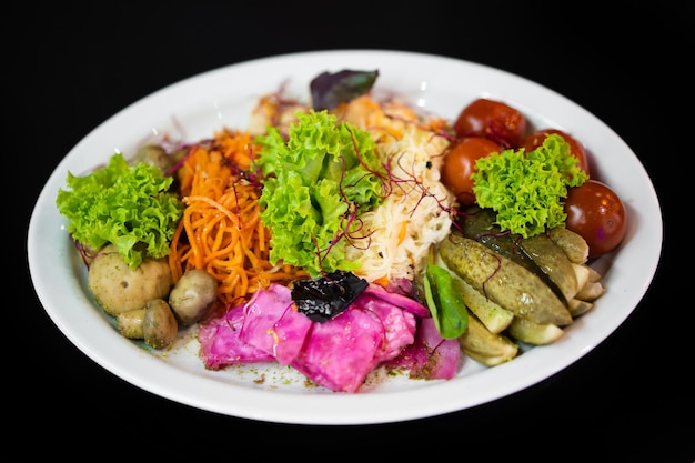 Close-up de uma boa porção de deliciosa salada do chef em um restaurante