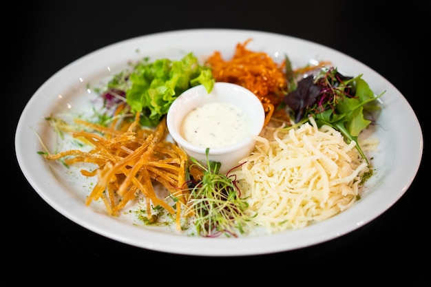 Close-up de uma boa porção de deliciosa salada do chef em um restaurante
