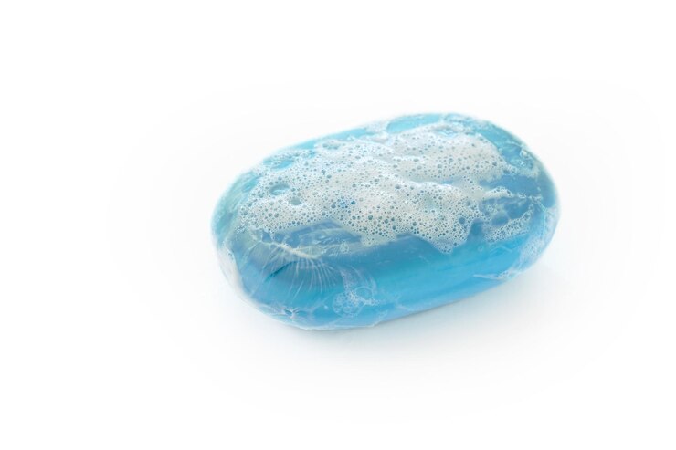 Foto close-up de uma bola azul sobre fundo branco