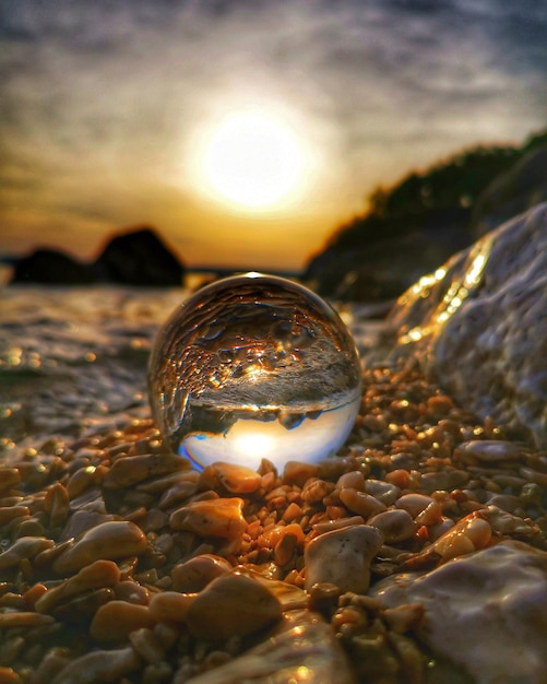 Foto close-up de uma bola de cristal em uma rocha