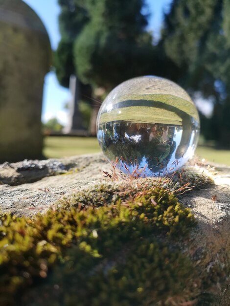 Foto close-up de uma bola de cristal em vidro