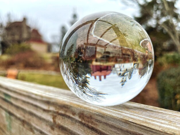 Foto close-up de uma bola de cristal em vidro