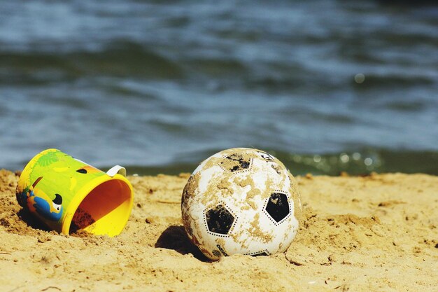 Foto close-up de uma bola de futebol na praia