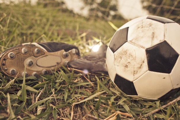 Close-up de uma bola de futebol no campo