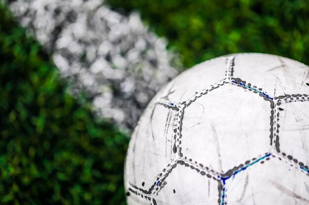 Foto close-up de uma bola de futebol no campo