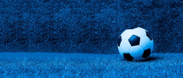Foto close-up de uma bola de futebol no campo