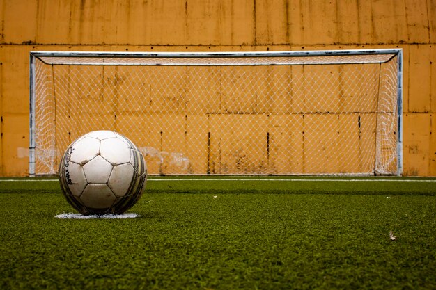 Close-up de uma bola de futebol no campo