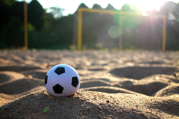 Foto close-up de uma bola de futebol no campo