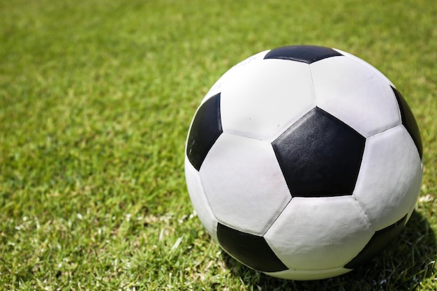 Close-up de uma bola de futebol no campo