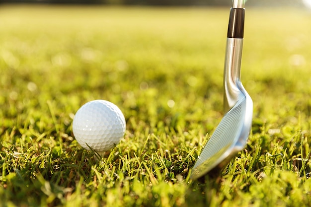 Close-up de uma bola de golfe na grama