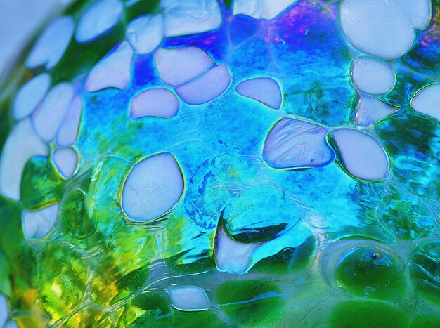 Foto close-up de uma bola de vidro soprada com incrustações de vidro