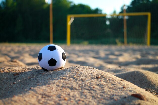 Foto close-up de uma bola em um campo de futebol