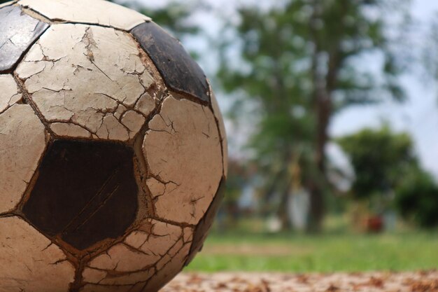 Foto close-up de uma bola velha no campo