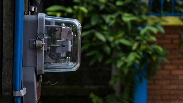 Foto close-up de uma cabine telefônica contra a parede