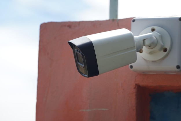 Foto close-up de uma cabine telefônica contra uma parede branca