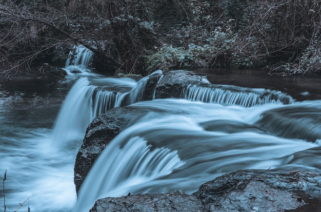 Foto close-up de uma cachoeira na floresta