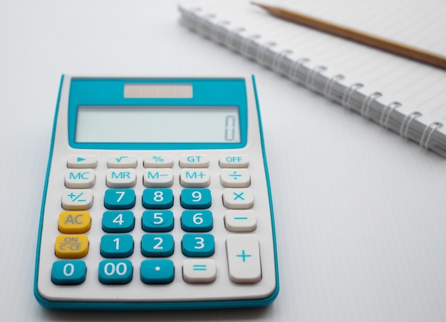 Close-up de uma calculadora na mesa