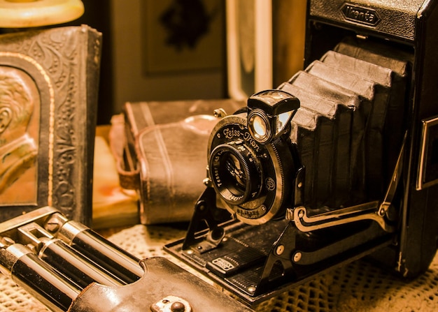 Foto close-up de uma câmara vintage na mesa