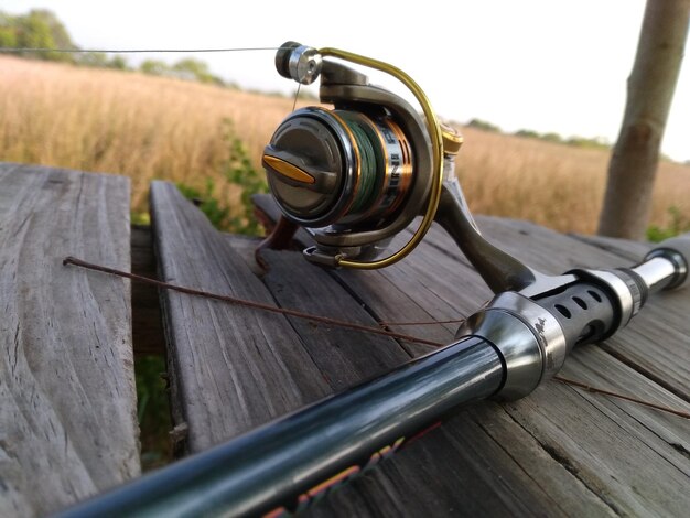 Foto close-up de uma caneta de pesca no cais